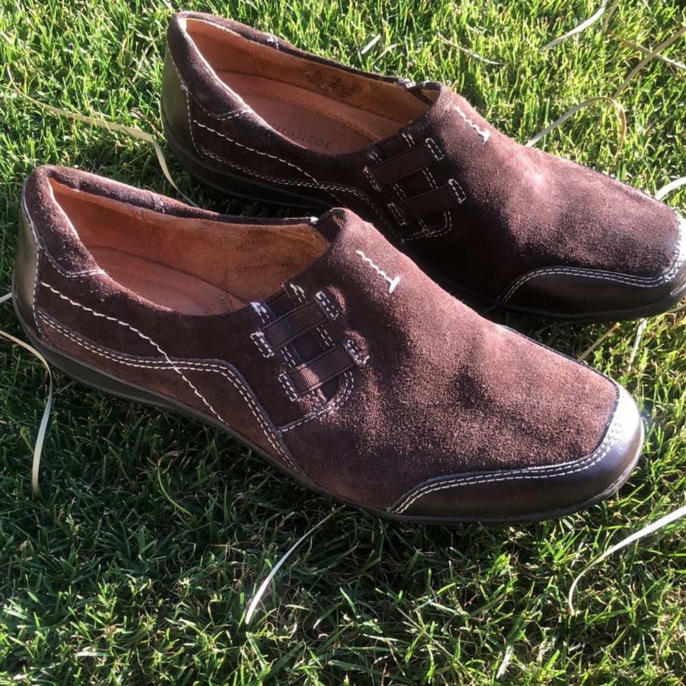 Naturalizer February Suede Dark Brown Loafers. Genuine leather upper! Size 6.5.